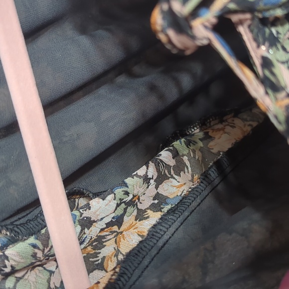 American Eagle Black Floral Ruffled Top - Picture 7 of 9